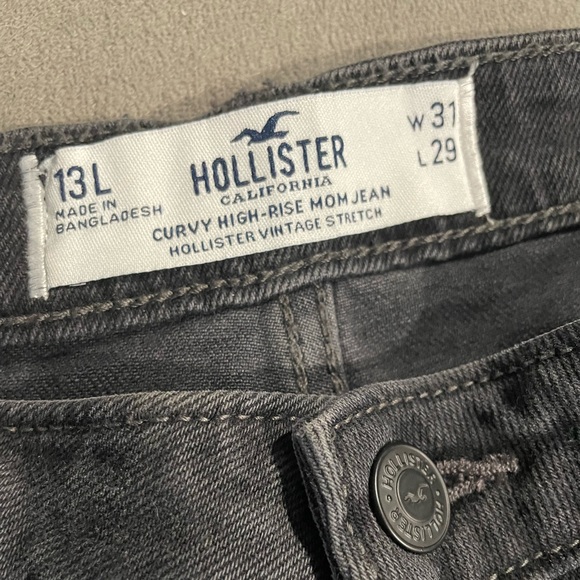Hollister Curvy High-Rise Mom Jean - Picture 2 of 4